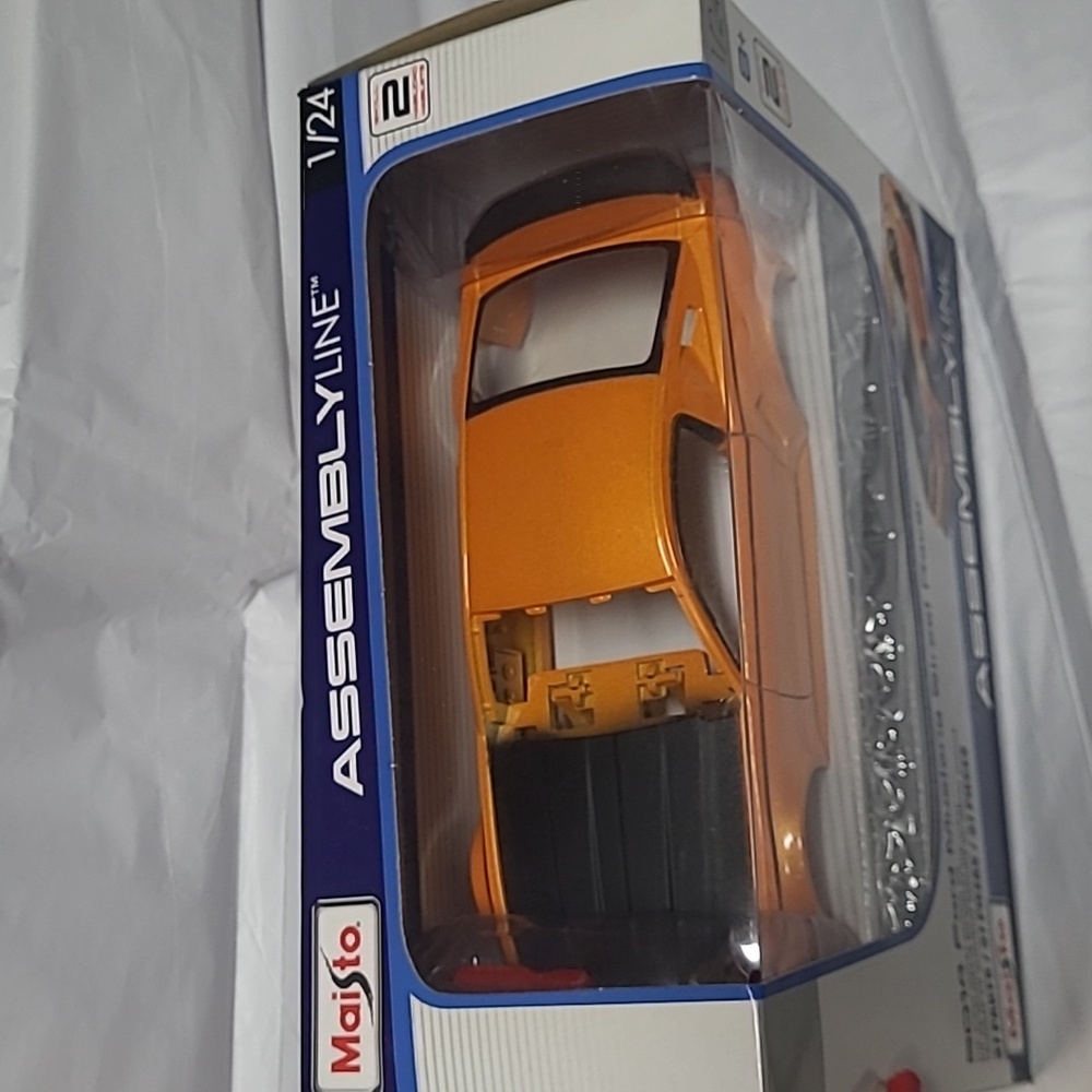 Maisto Orange 2014 Ford Mustang Street Racer 1/24 Assembly Line - Picture 4 of 5